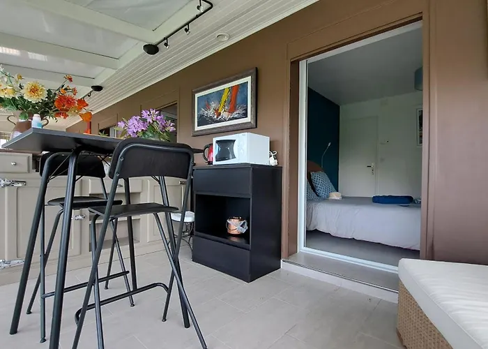 CHAMBRE PRIVEE AVEC SALON, garage voiture, vélos, motos