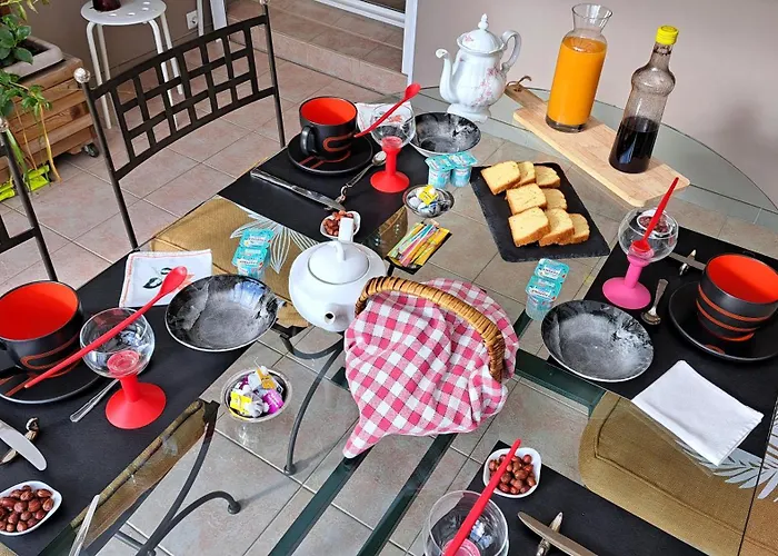 CHAMBRE PRIVEE AVEC SALON, garage voiture, vélos, motos