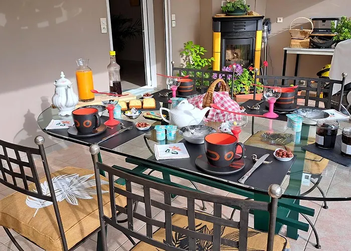 CHAMBRE PRIVEE AVEC SALON, garage voiture, vélos, motos